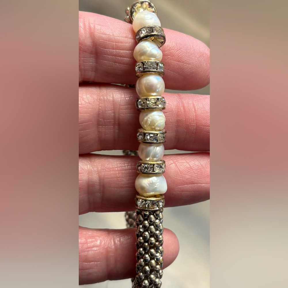 Sophisticated Pearl and Crystal Necklace